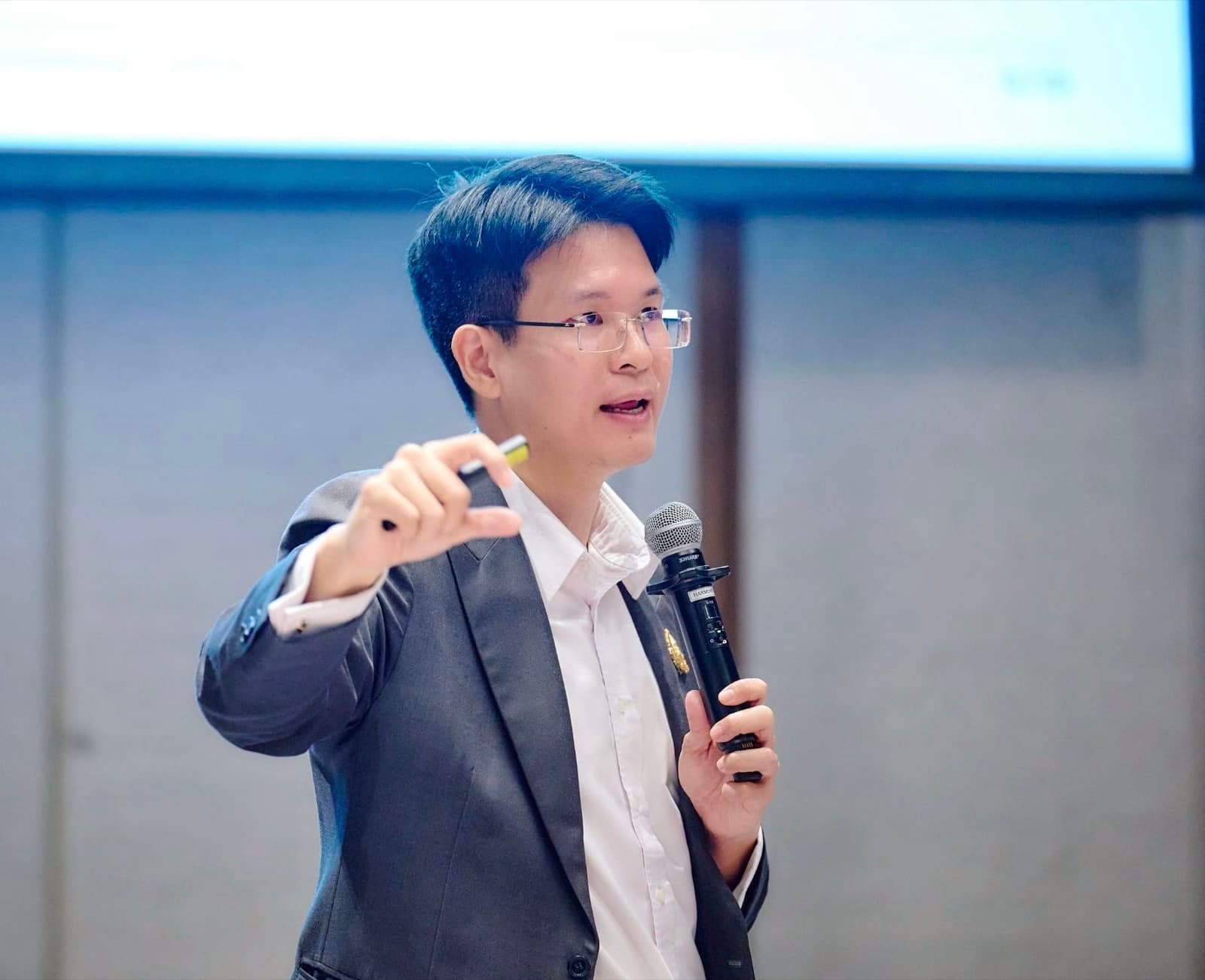 Apirat Kongchanagul presenting to a leadership audience