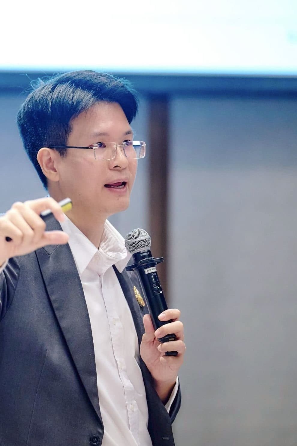 Apirat Kongchanagul presenting